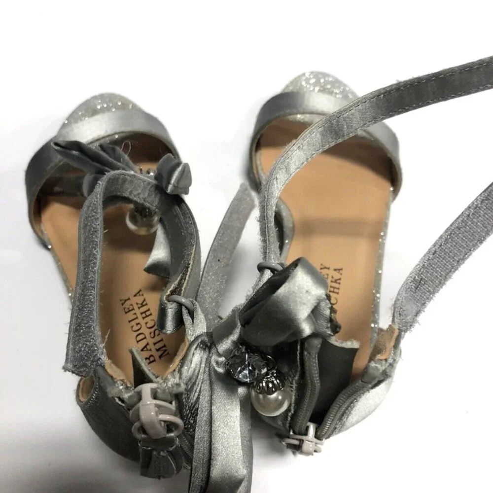 Badgley Mischka Girls Pernia Pearl Bow Sandal Size 13M Little Kids
